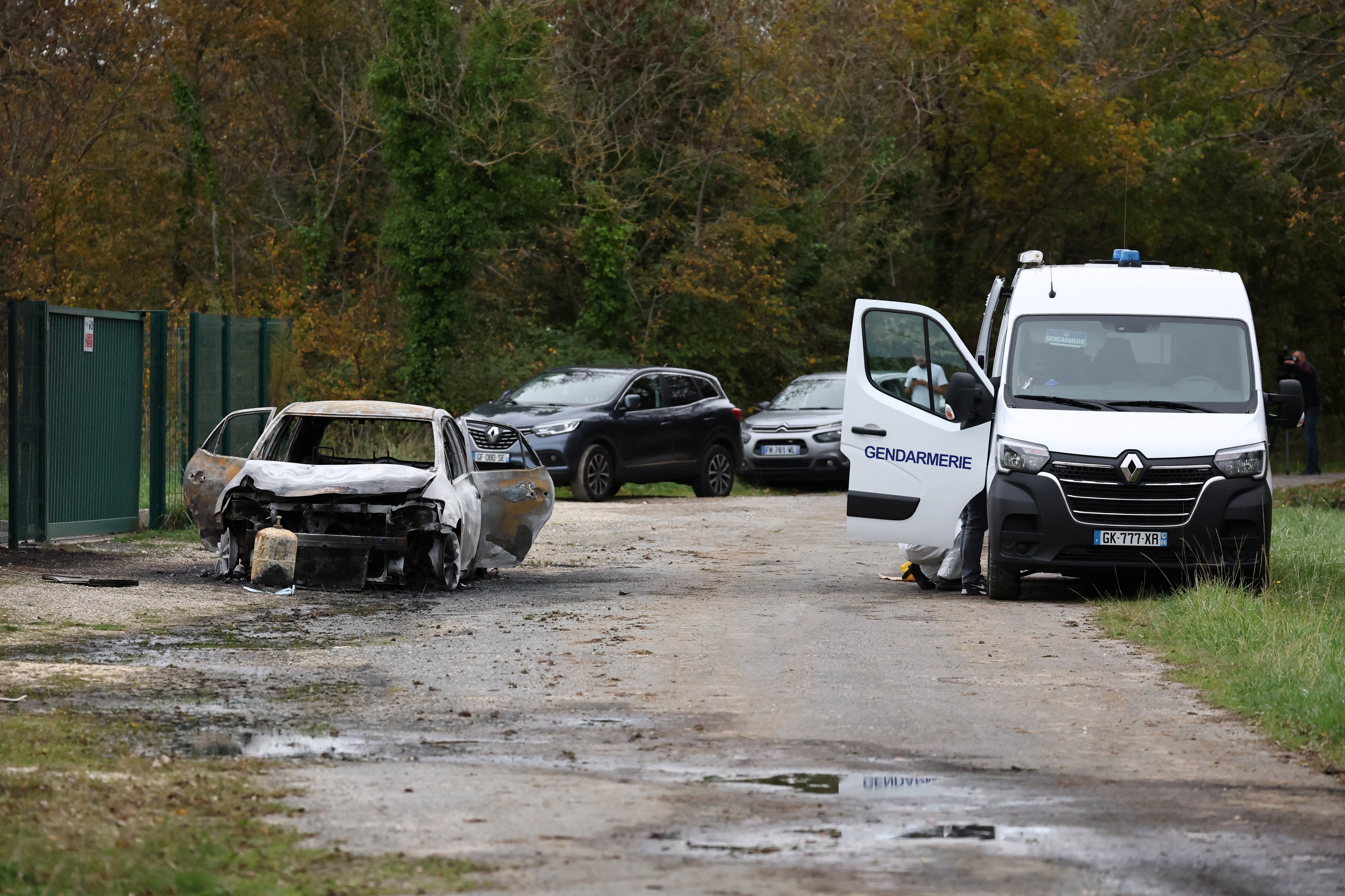 Chiếc ô tô bị cháy mà tài xế đã sử dụng để lao vào người đi bộ và đi xe đạp ở thị trấn Saint-Pierre-d’Oleron, Pháp. (Ảnh: Stephane Mahe/Reuters)
