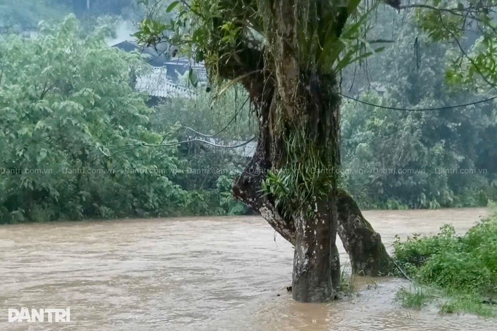 Suối dữ chia cắt, người dân thôn Bản Loòng trải lòng ước mơ có một cây cầu - 4