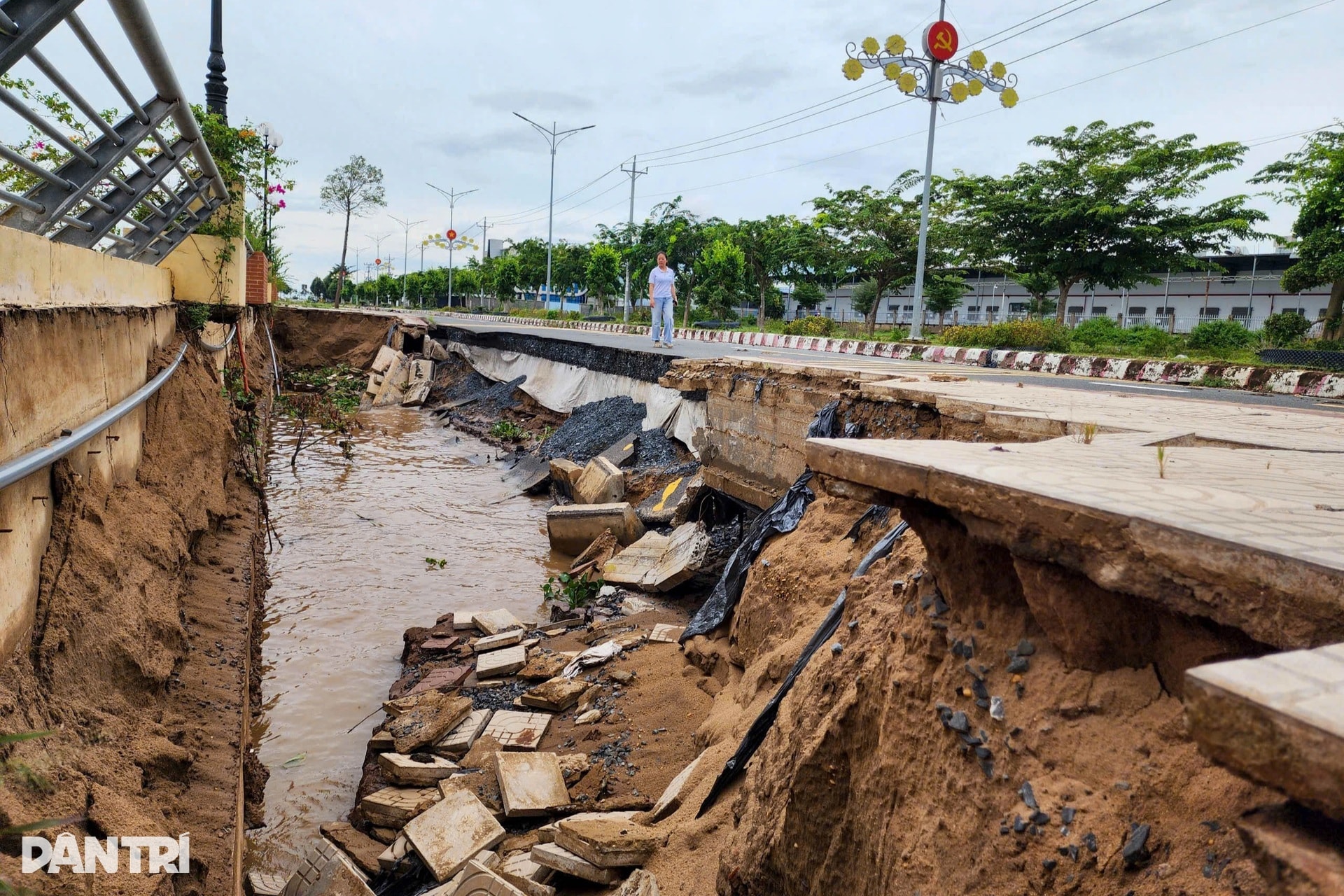 Nông dân miền Tây lo mất Tết vì sạt lở, vỡ đê, nước ngập bủa vây - 2