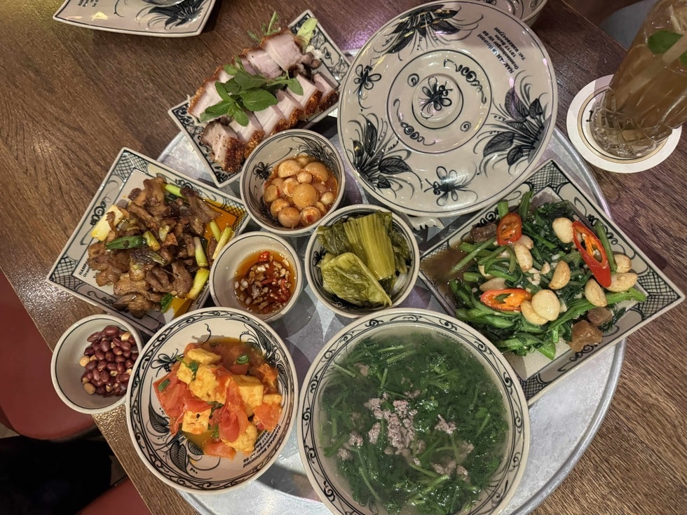 Mâm cơm Việt 1,3 triệu với canh cua, cà pháo vực dậy một nhà hàng ở Đức - 2