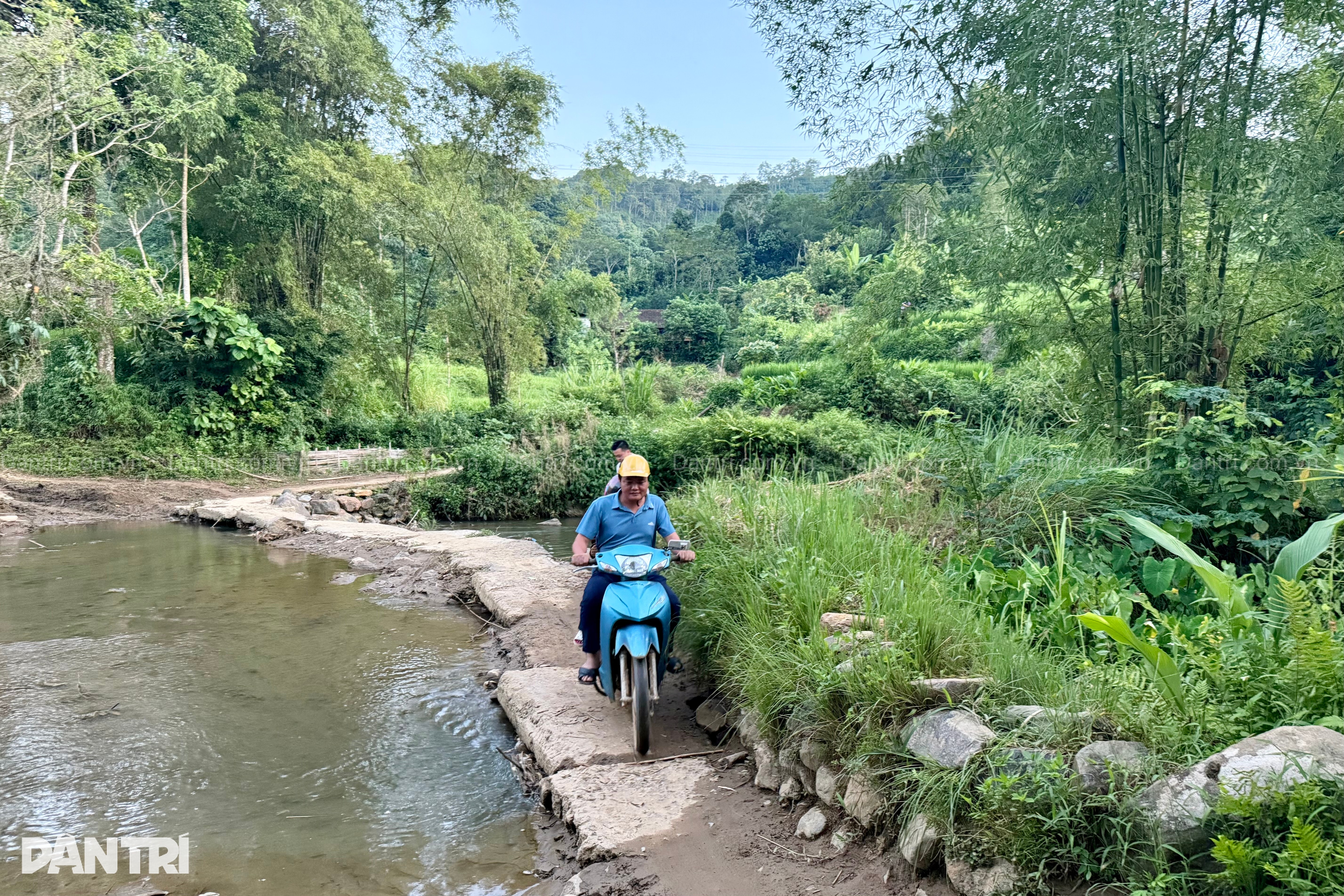 Suối dữ chia cắt, người dân thôn Bản Loòng trải lòng ước mơ có một cây cầu - 2