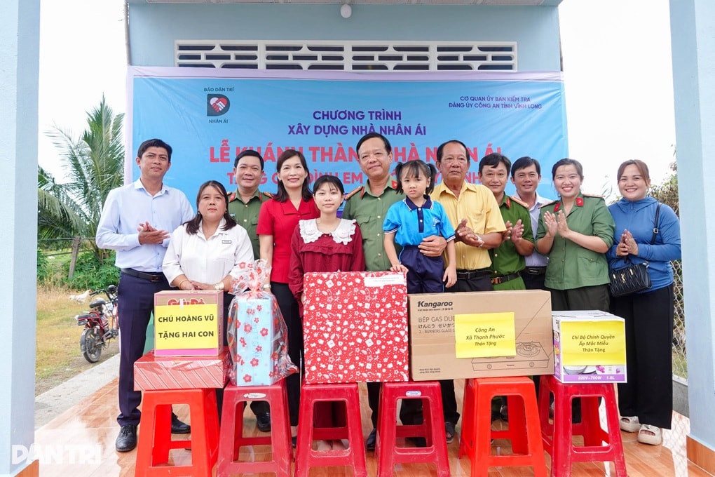 Khánh thành nhà Nhân ái do bạn đọc tặng 2 chị em mồ côi ở Vĩnh Long - 5 Khánh thành nhà Nhân ái do bạn đọc tặng 2 chị em mồ côi ở Vĩnh Long - 5