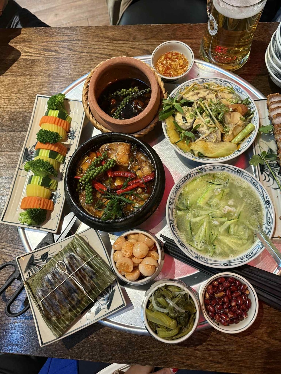 Mâm cơm Việt 1,3 triệu với canh cua, cà pháo vực dậy một nhà hàng ở Đức - 3