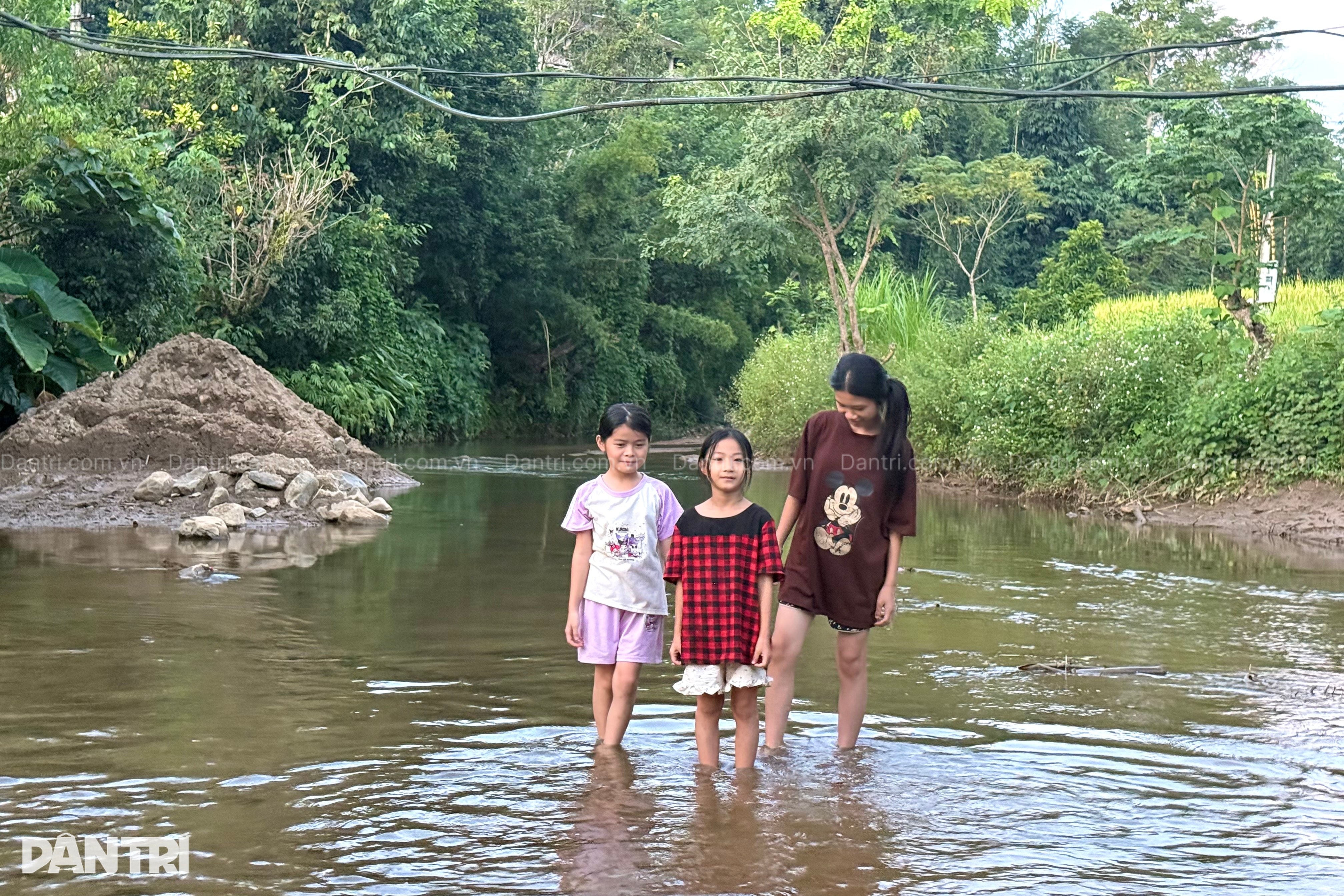 Suối dữ chia cắt, người dân thôn Bản Loòng trải lòng ước mơ có một cây cầu - 3