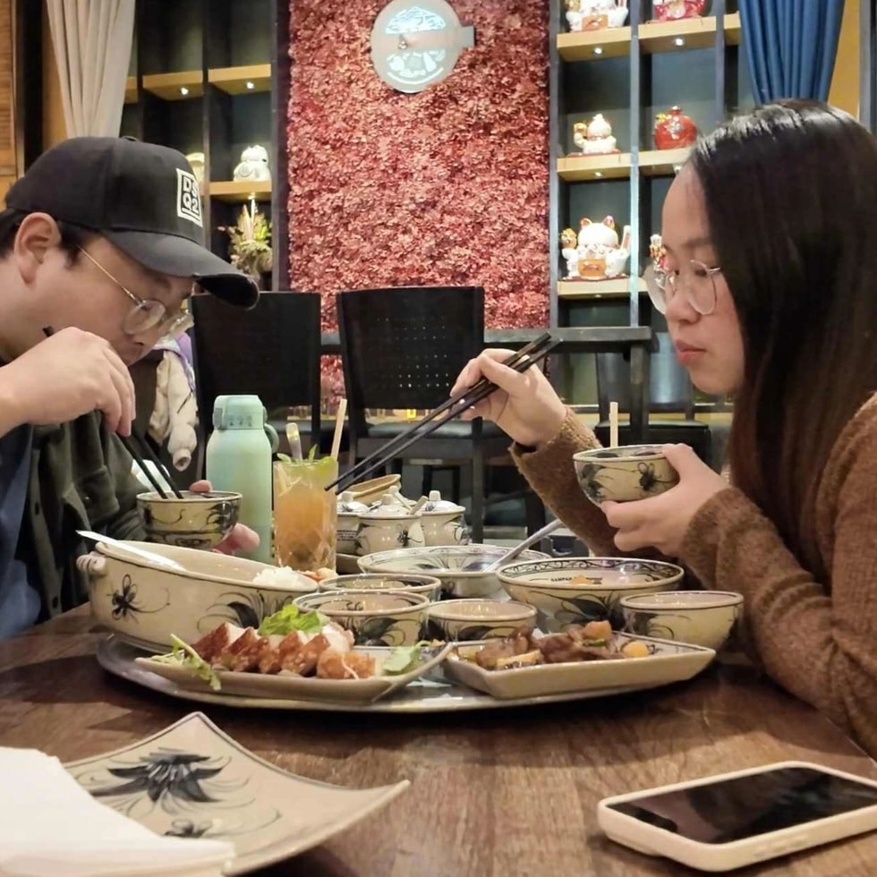 Mâm cơm Việt 1,3 triệu với canh cua, cà pháo vực dậy một nhà hàng ở Đức - 1