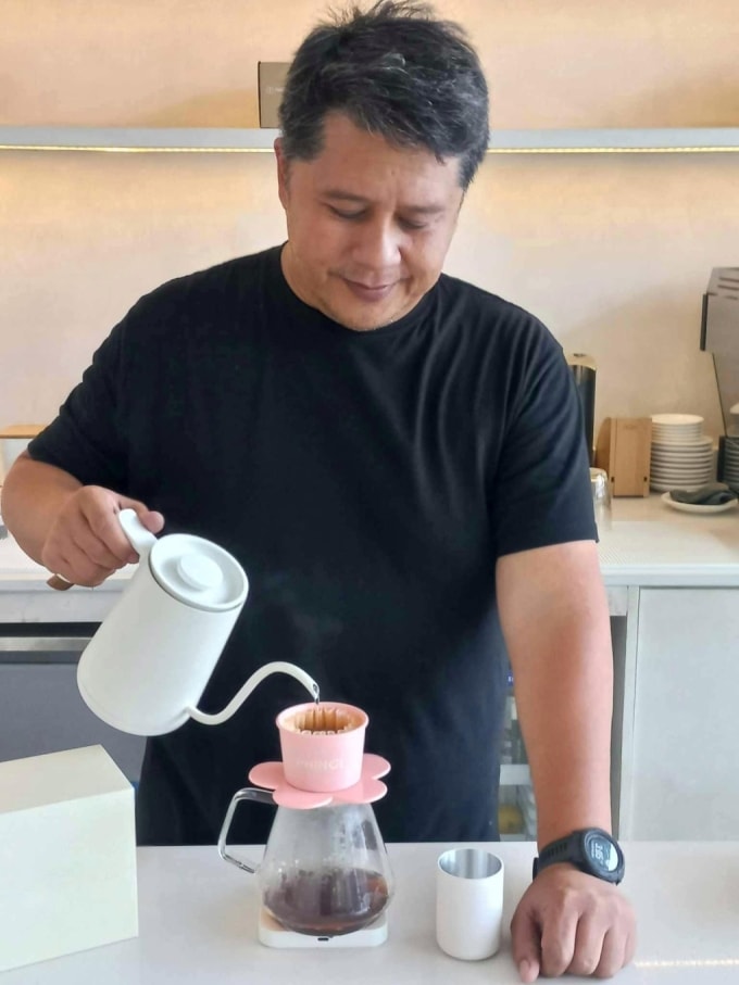 Chuyên gia Raoul pha pour over bằng chiếc phin Việt Nam. Ảnh: NVCC