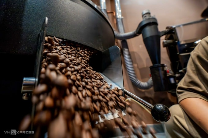 Bên trong xưởng rang cà phê đặc sản ở Hà Nội. Ảnh: Hoàng Giang