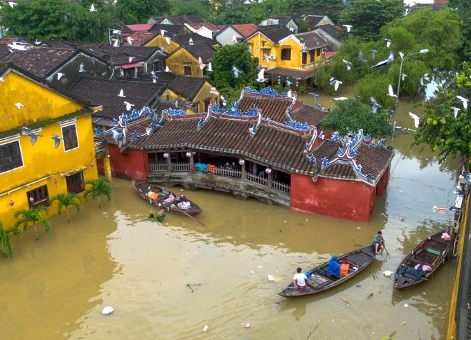 Phố cổ Hội An trong đợt lũ lịch sử cuối tháng 10. Ảnh: Nguyễn Đông