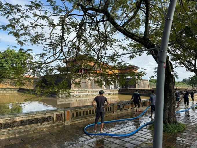 Nhân viên dọn dẹp bên ngoài khu vực Hoàng thành Huế chiều 4/11. Ảnh: Minh Hiếu