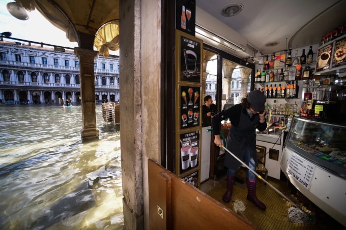 Hàng quán ở Venice giữa biển nước. Ảnh: Filippo Monteforte/AFP