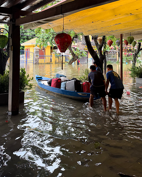 Nhân viên khách sạn dùng thuyền để chuyển đồ của khách hôm 3/11. Ảnh: Azuki