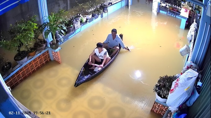 Anh Hùng chèo ghe vào tận sân nhà do mưa ngập, hôm 2/11. Ảnh cắt từ camera