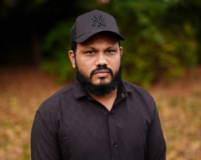 Vishwash Kumar Ramesh vẫn luôn đội chiếc mũ giống của anh trai quá cố sau khi thoát chết khỏi vụ rơi máy bay hôm 12/6. Ảnh: Jacob King/PA