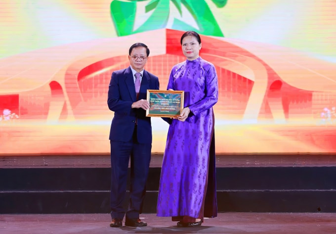 Đại diện ngân hàng trao tặng 10 tỷ đồng hỗ trợ vùng lũ tại Lễ bế mạc Hội chợ mùa thu 2025 (Hà Nội), tối 3/11. Ảnh: HDBank