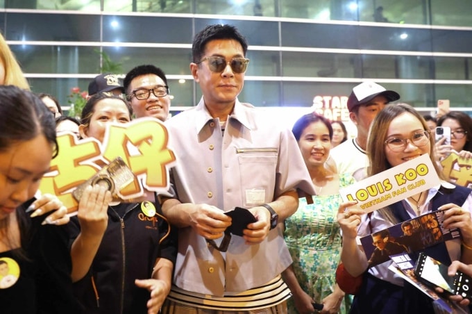 Cổ Thiên Lạc trong vòng vây fan Việt. Ảnh: Quỳnh Trần