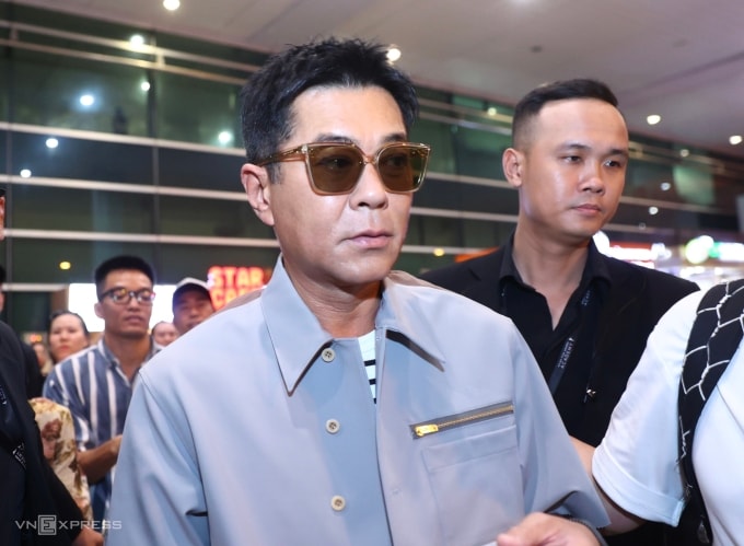 Tài tử Cổ Thiên Lạc xuất hiện ở sân bay lúc 19h. Ảnh: Quỳnh Trần