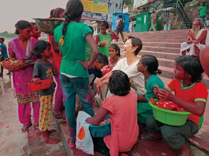 Lâm Thanh Hà và người địa phương bên bờ sông Hằng, Ấn Độ. Ảnh: UDN