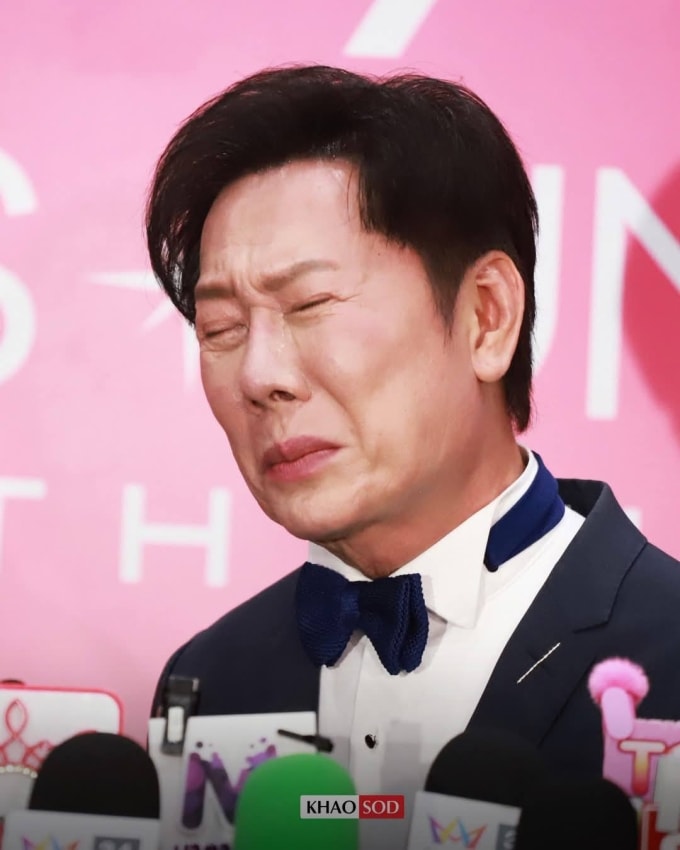 Ông Nawat khóc và xin lỗi trước loạt ồn ào ở hậu trường Miss Universe. Ảnh: Khaosod