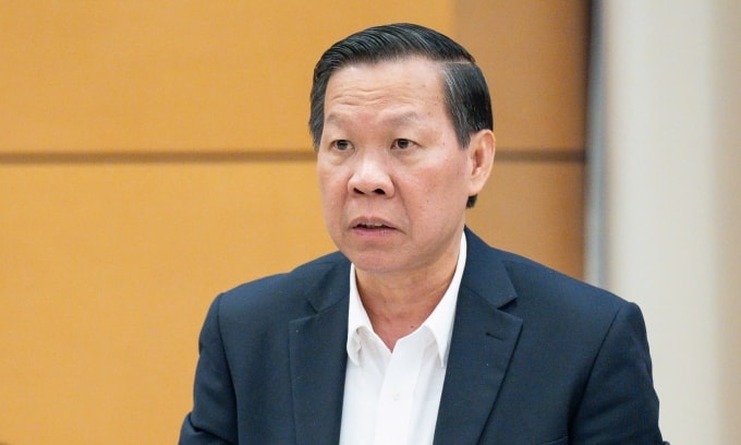 Chủ nhiệm Ủy ban Kinh tế và Tài chính Phan Văn Mãi trình bày thẩm tra dự thảo nghị quyết chiều 5/11. Ảnh: Media Quốc hội