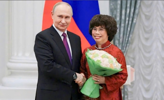 Tổng thống Liên bang Nga Vladimir Putin và Anh hùng Lao động Thái Hương, hôm 4/11 tại Nga.. Ảnh: TH