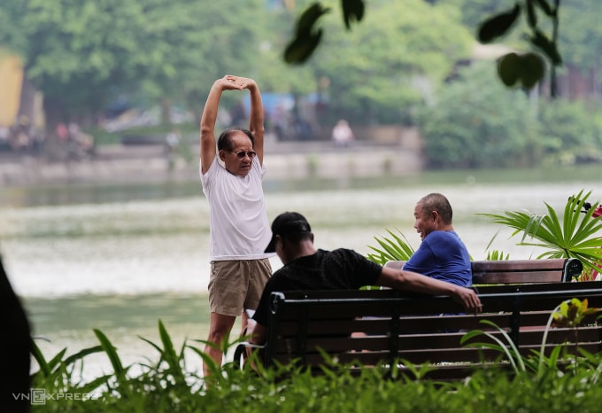 Người cao tuổi tập thể dục ở Hà Nội vào tháng 8/2023. Ảnh: Ngọc Thành