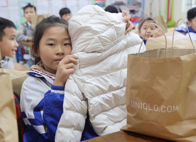 Uniqlo vừa công bố đóng góp 1 tỷ đồng và hơn 3.400 trang phục từ chương trình RE.UNIQLO nhằm chung tay hỗ trợ khắc phục hậu quả bão lũ tại khu vực miền Bắc và miền Trung Việt Nam. Ảnh: Uniqlo