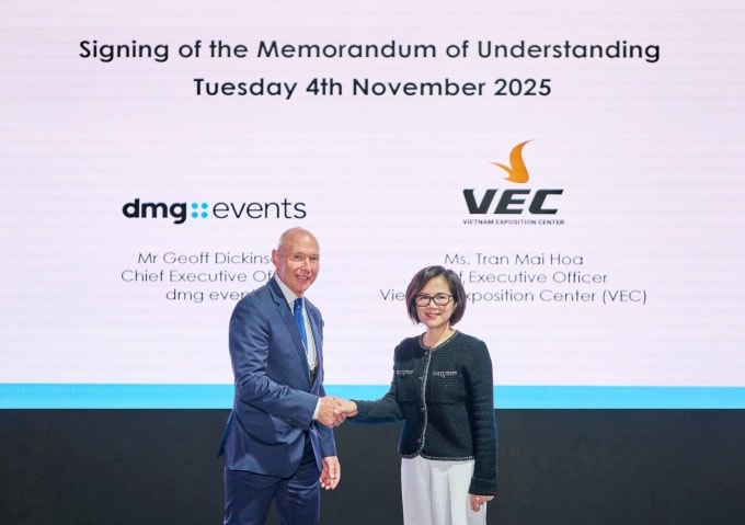 Bà Trần Mai Hoa, Tổng giám đốc VEC và ông Geoff Dickinson, CEO dmg events trong lễ ký kết hợp tác. Ảnh: VEC