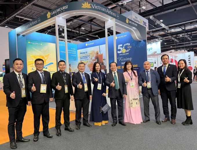 Đại diện Saigontourist Group và Vietnam Airlines tại gian hàng chung ở WTM London 2025. Ảnh: Saigontourist Group