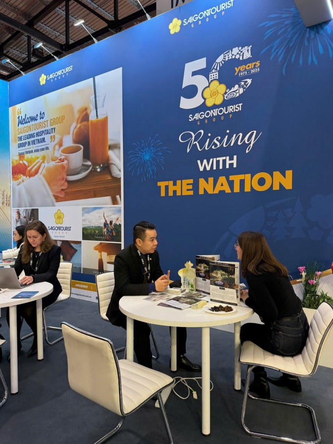 Nhân viên tập đoàn tư vấn trực tiếp cho các doanh nghiệp lữ hành, du lịch, khách sạn... có nhu cầu hợp tác. Ảnh: Saigontourist Group