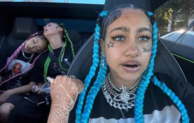 North West, con gái Kim Kardashian, với hàm răng bọc đen. Ảnh: KimandNorth/TikTok