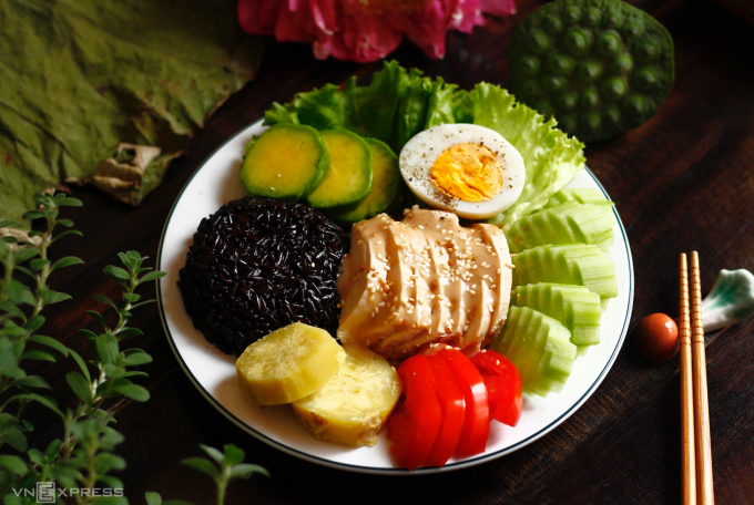 Ức gà luộc ngọt mềm, giàu protein. Ảnh: Bùi Thủy