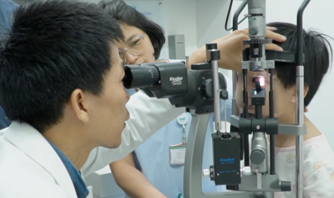 Bác sĩ Võ Lê Khánh Hùng khám cho bệnh nhi. Ảnh: Bệnh viện cung cấp