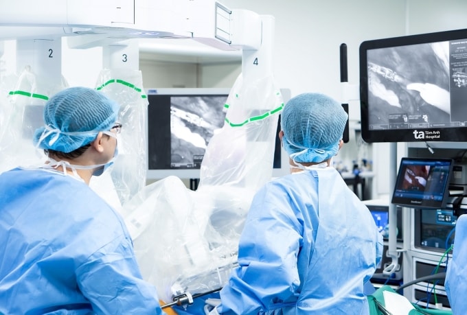 Các cánh tay robot hỗ trợ bác sĩ cắt u, nạo vét hạch cho ông Tùng. Ảnh: Bệnh viện Đa khoa Tâm Anh