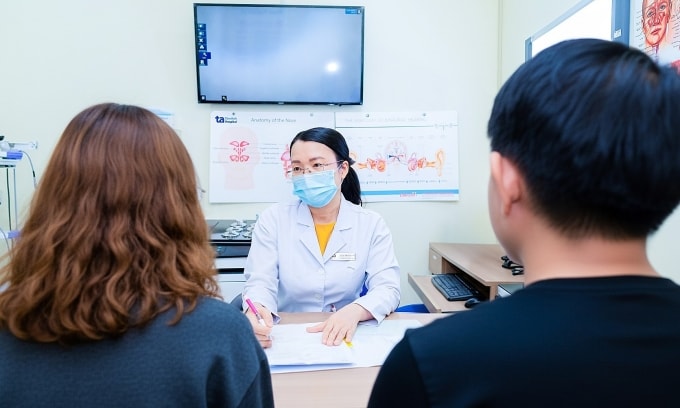 Bác sĩ Hằng đang tư vấn cho ba mẹ bé An. Ảnh: Bệnh viện Đa khoa Tâm Anh