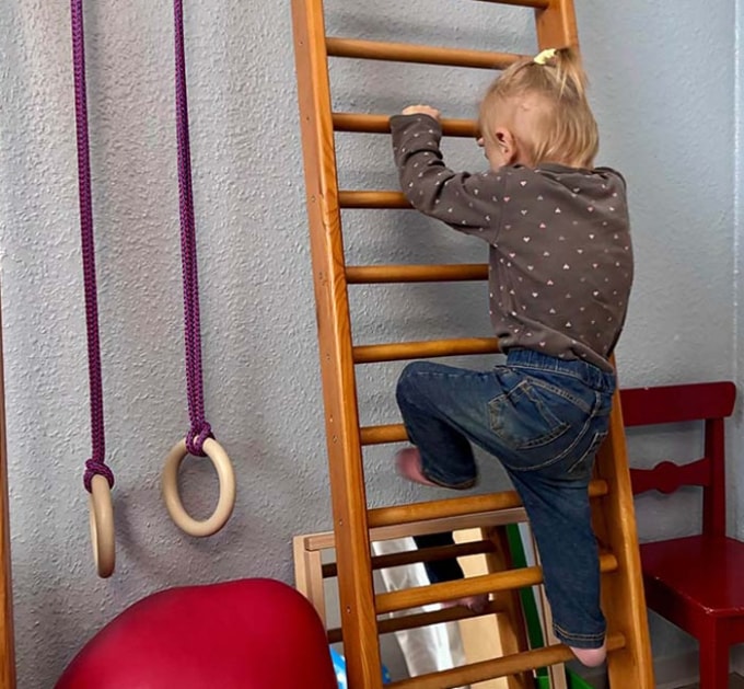 Bé 300 gram sinh non 16 tuần sống sót kỳ diệu