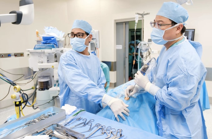 Các bác sĩ phẫu thuật cho bệnh nhân. Ảnh: Bệnh viện cung cấp