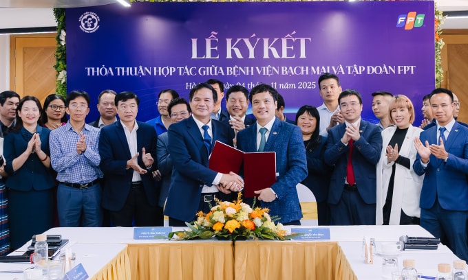 PGS.TS Đào Xuân Cơ, Giám đốc Bệnh viện Bạch Mai và ông Nguyễn Văn Khoa, Tổng Giám đốc Tập đoàn FPT trao thỏa thuận hợp tác. Ảnh: Vân Anh
