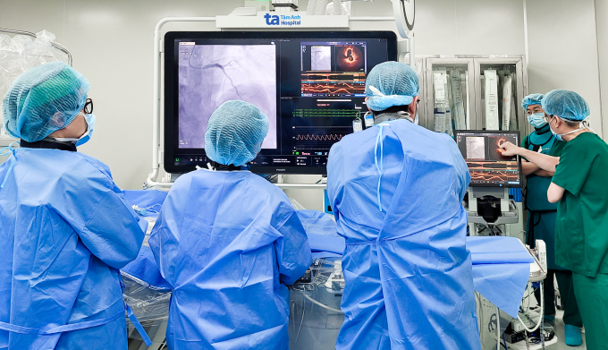 Bác sĩ đặt stent cho bệnh nhân bị nhồi máu cơ tim cấp. Ảnh: Thanh Luận