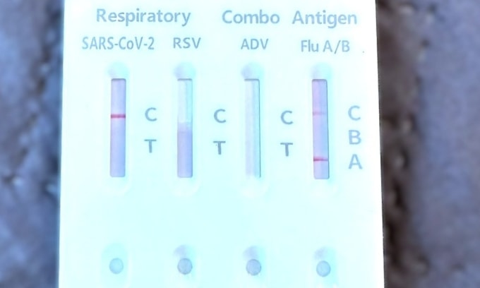 Que test cúm A hiện hai vạch của con trai chị Hồng Hà. Ảnh: NVCC