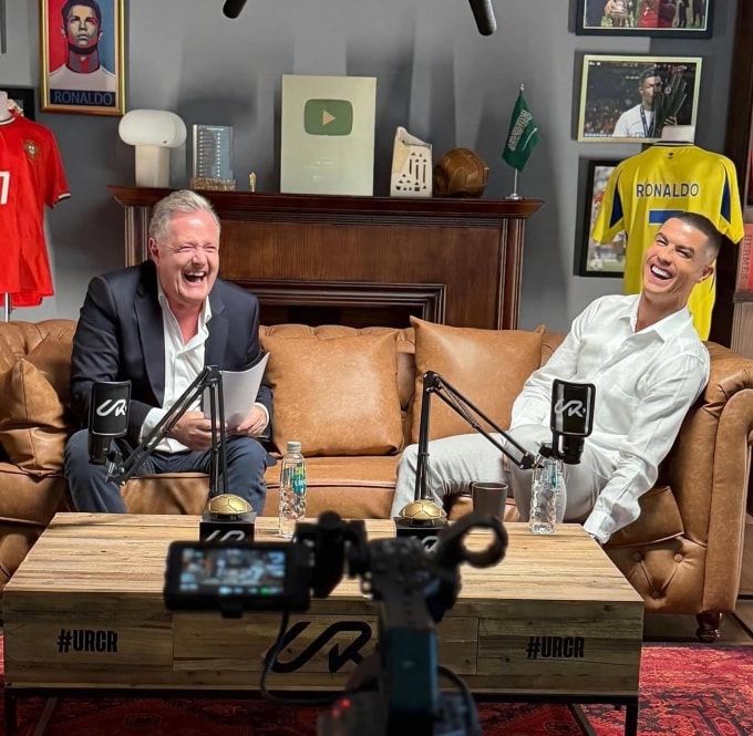 Ronaldo (phải) trong cuộc phỏng vấn với MC Piers Morgan.