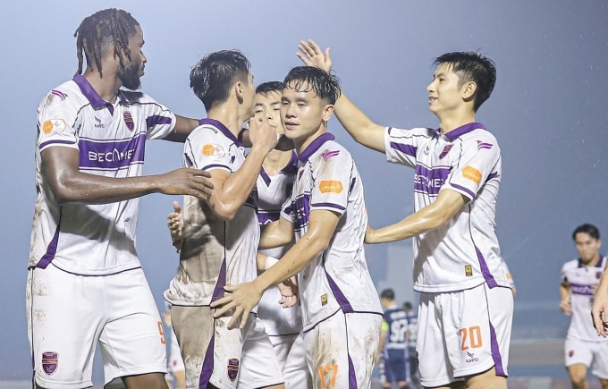 Các cầu thủ Becamex TP HCM mừng chiến thắng 2-1 trước Hải Phòng ở vòng 10 V-League 2025-2026, tối 5/11 trên sân Gò Đậu. Ảnh: TP HCM FC