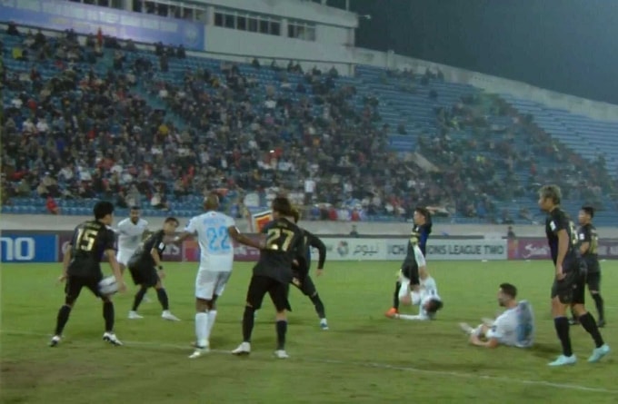 Trung vệ Gamba Osaka Takeru Kishimoto (số 15) để bóng chạm tay trong vòng cấm ở phút 87 trong trận thắng Nam Định 1-0 ở lượt bốn bảng F AFC Champions League Two 2025-2026, trên sân Thiên Trường, Ninh Bình ngày 5/11/2025. Ảnh: Chụp màn hình