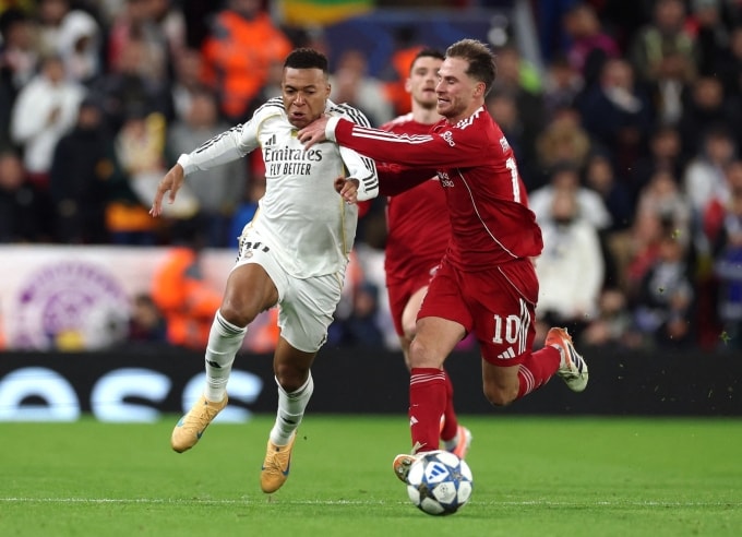 Mbappe bị MacAllister truy cản khi đi bóng trong trận Real thua Liverpool 0-1 ở lượt bốn vòng bảng Champions League trên sân Anfield, thành phố Liverpool, Vương quốc Anh ngày 4/11/2025. Ảnh: AP