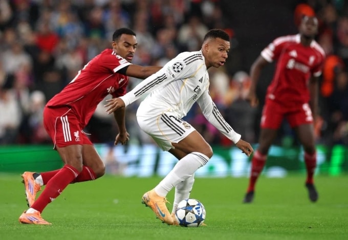 Mbappe (áo trắng) đi bóng trong trận Liverpool 1-0 Real ở lượt bốn vòng bảng Champions League tối 4/11. Ảnh: Reuters