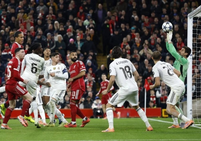 Courtois (áo xanh) cứu thua trong trận Liverpool 1-0 Real ở lượt bốn vòng bảng Champions League tối 4/11. Ảnh: Reuters