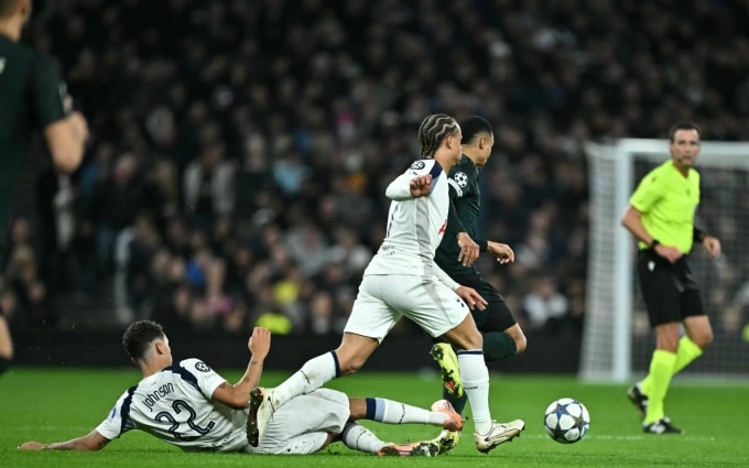 Johnson (trắng, số 22) nhận thẻ đỏ trực tiếp sau pha phạm lỗi với Lopez, trên sân Tottenham Hotspur, London, Anh hôm 4/11. Ảnh: Reuters