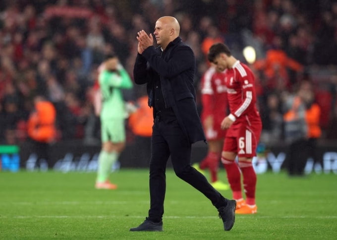 HLV Arne Slot vỗ tay tri ân người hâm mộ sau trận. Ảnh: Reuters