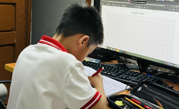 Một học sinh học bài ở nhà tại Hà Nội, tháng 10/2025. Ảnh: Nhật Minh