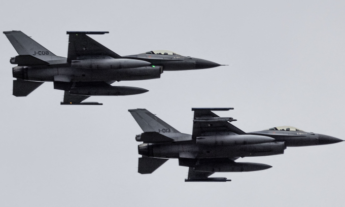 Tiêm kích F-16 đến căn cứ Volkel sau khi hoàn thành chuyến bay chia tay tháng 9/2024. Ảnh: AFP