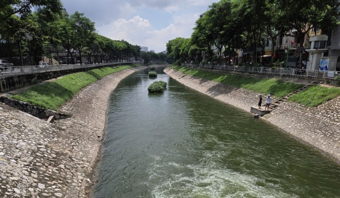 Sông Tô Lịch đoạn đầu đường Hoàng Quốc Việt, hôm 31/8. Ảnh: Võ Hải